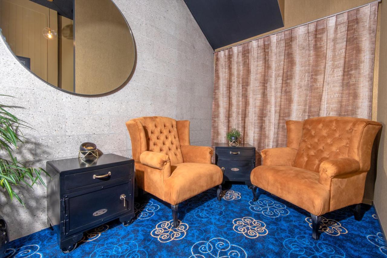 The Com Plex Motel